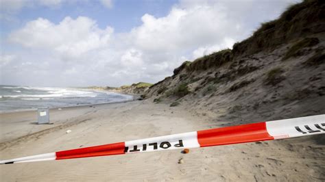 Duitse kinderen dood na instorten kuil in duinen Denemarken.